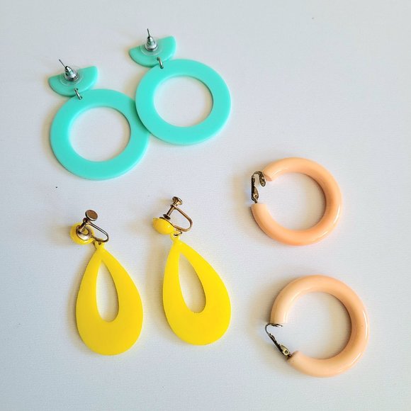 3 pairs of vintage plastic acrylic earrings. - Picture 5 of 6